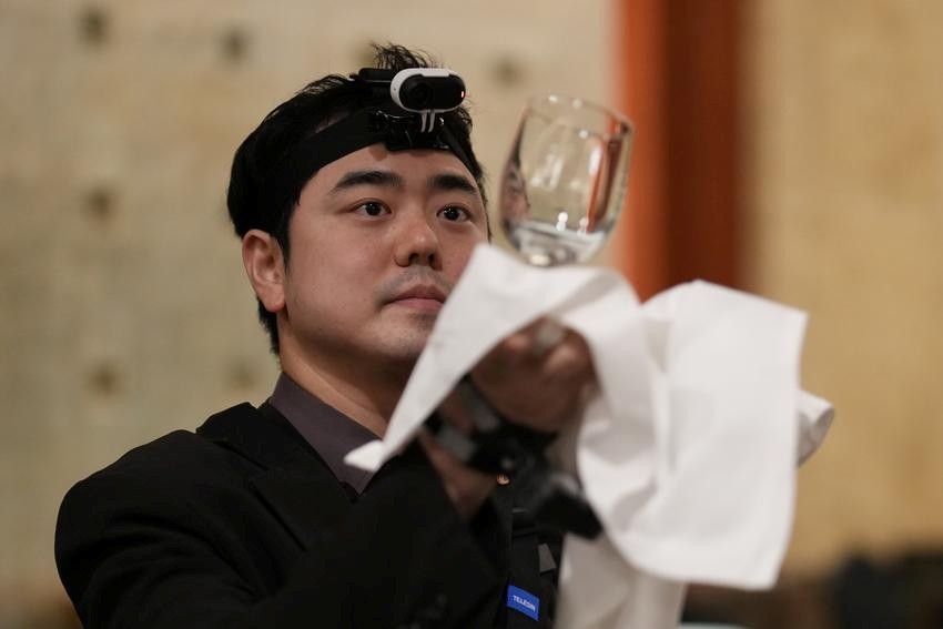 David Park, quản lý bộ phận thực phẩm và đồ uống tại Lotte Hotel Seoul, trình diễn trong cuộc phỏng vấn với hãng tin AP tại Seoul, Hàn Quốc. Ảnh: AP/Lee Jin-man.