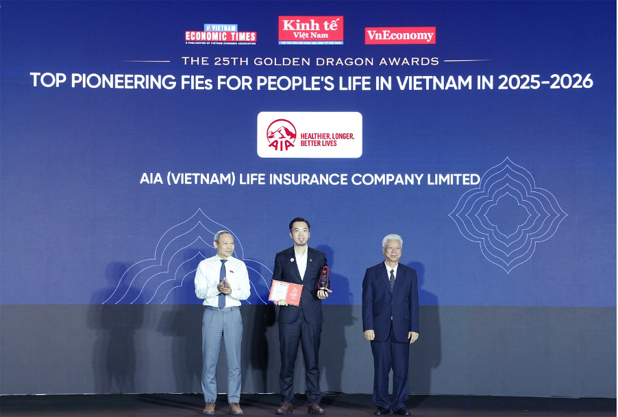 Mr. Nguyen Quang Duy, Chief Marketing and Partnership Distribution Officer, AIA Vietnam, received the Golden Dragon Awards 2026 on behalf of AIA Vietnam from the organizers.