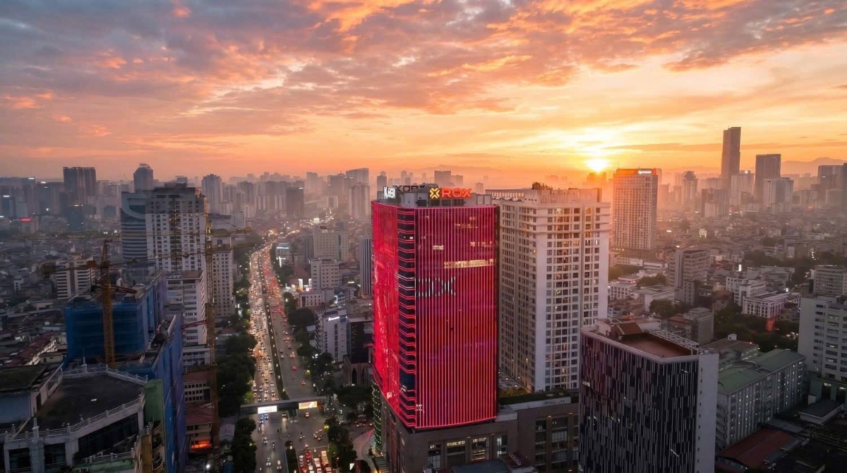 Khoảnh khắc đón bình minh trở thành biểu tượng cho tinh thần luôn hướng về phía trước. Ảnh:&nbsp;ROX.