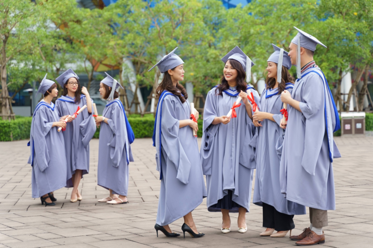 Nhà tuyển dụng ngày nay không chỉ tìm kiếm một tấm bằng, họ săn tìm bảo chứng uy tín từ những kiểm định toàn cầu. Ảnh: BUV.