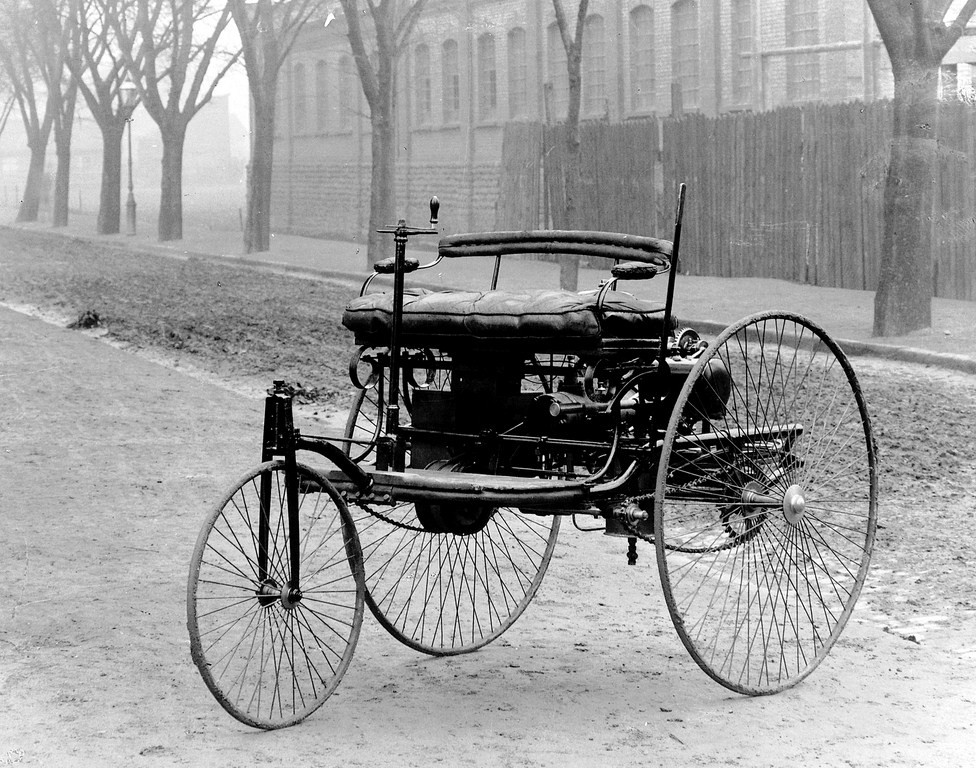 Kể từ khi chiếc xe đầu tiên do Karl Benz phát minh vào năm 1886, Mercedes‑Benz luôn gắn liền với khái niệm “tiên phong”. 140 năm qua, thương hiệu này không chỉ định hình ngành công nghiệp ô tô, mà còn liên tục thiết lập những chuẩn mực mới về an toàn, tiện nghi, thiết kế và công nghệ. Trong ảnh là mẫu xe Benz Patent Motorwagen được Karl Benz đăng ký bản quyền lần đầu tiên với mã số DRP 37435 và chính thức giới thiệu với người Đức vào ngày 3/7/1886. Ảnh tư liệu: Mercedes-Benz.