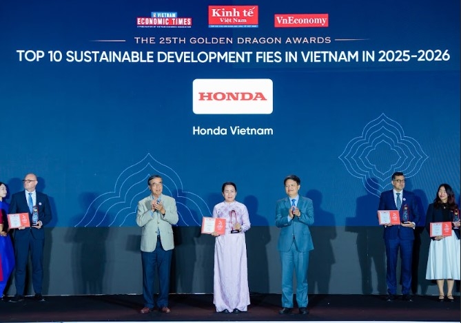Đại diện lãnh đạo Công ty Honda Việt Nam nhận danh hiệu Rồng Vàng 2026.