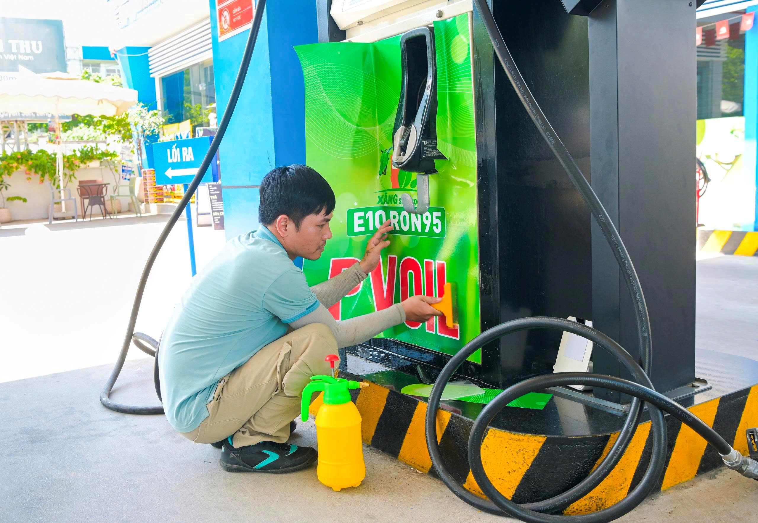 Đơn vị thi công dán nhãn sản phẩm xăng E10 tại trụ bơm.