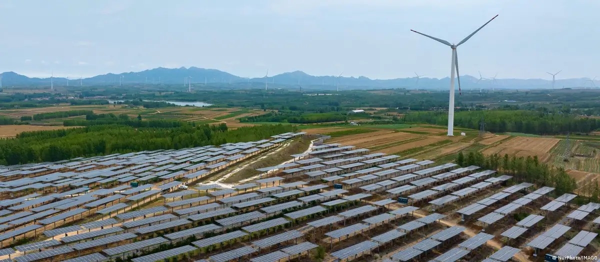 Trung Quốc đã bổ sung lượng lớn công suất điện gió và điện mặt trời vào lưới điện trong những năm gần đây, giúp nước này vượt xa các mục tiêu phát triển năng lượng tái tạo đề ra cho năm 2030. Ảnh: NurPhoto/IMAGO