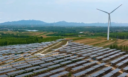Trung Quốc đã bổ sung lượng lớn công suất điện gió và điện mặt trời vào lưới điện trong những năm gần đây, giúp nước này vượt xa các mục tiêu phát triển năng lượng tái tạo đề ra cho năm 2030. Ảnh: NurPhoto/IMAGO