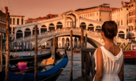 Trong nhiều năm, thời trang và nghệ thuật được xem là hai hệ sinh thái tương đối độc lập.