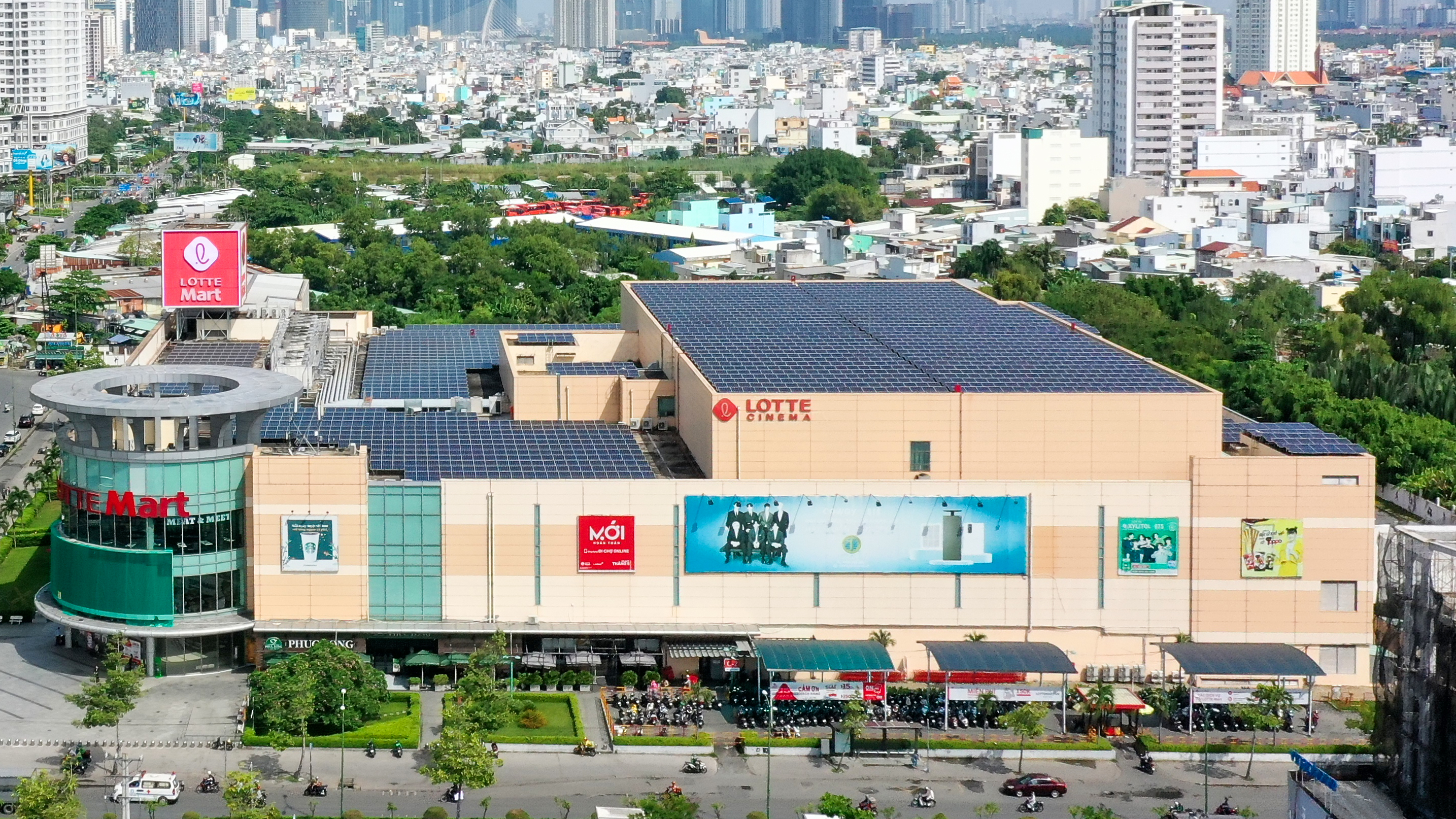 Hệ thống năng lượng mặt trời áp mái tại các siêu thị LOTTE MART. Ảnh: LOTTE MART.