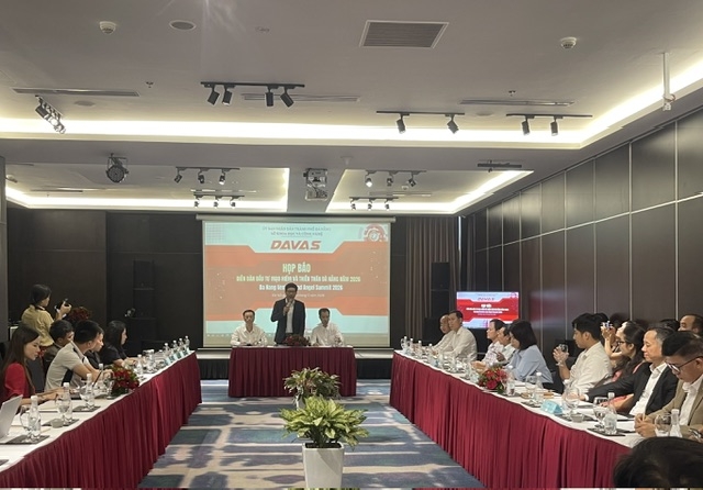 Phó Giám đốc Sở Khoa học và Công nghệ Đà Nẵng Lê Sơn Phong trả lời các câu hỏi tại họp báo. Ảnh Ngô Anh Văn.