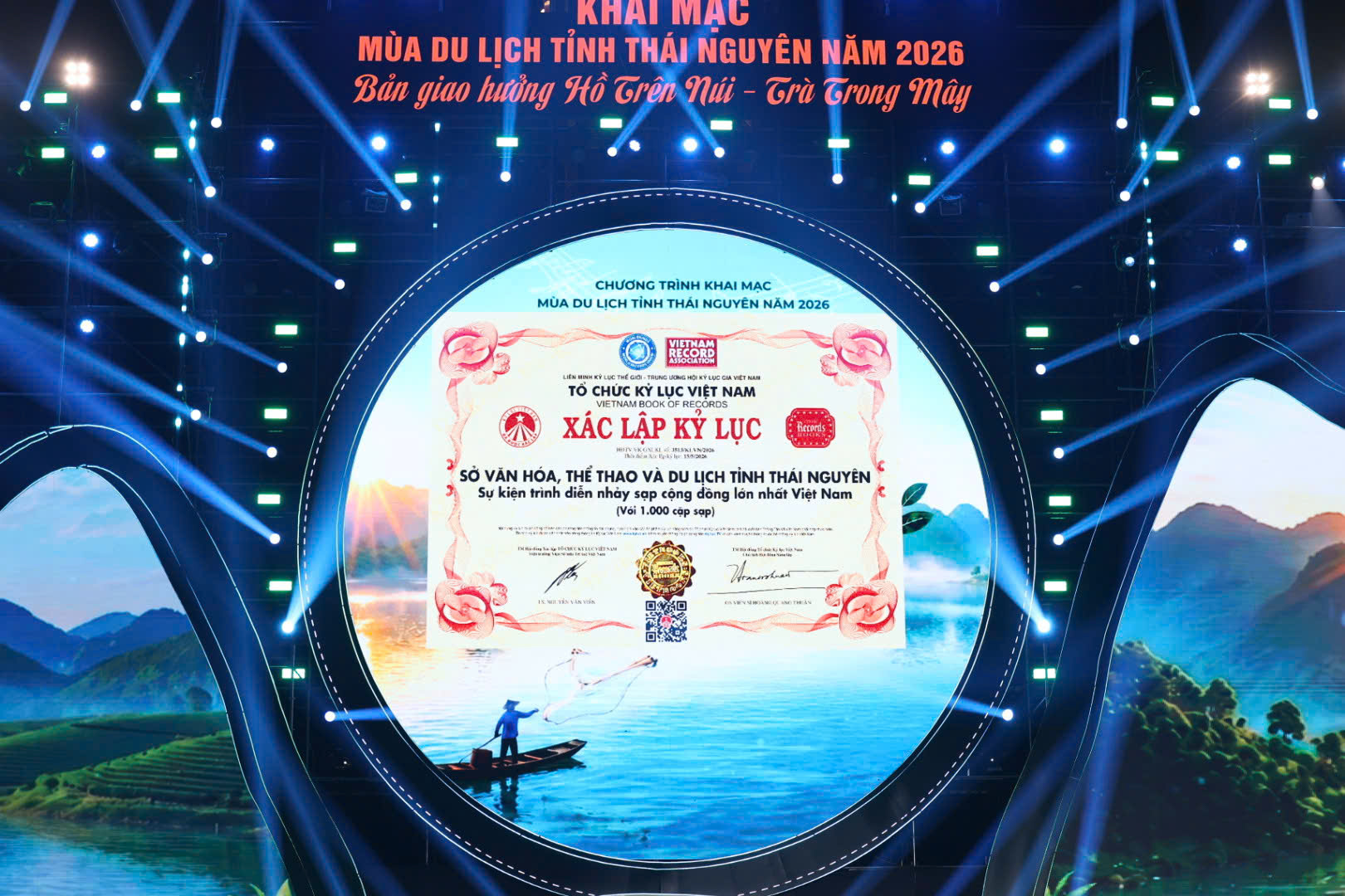 Xác lập kỷ lục màn nhảy sạp quy mô lớn với 1.000 đôi sạp cùng sự tham gia của hơn 15.000 nghệ nhân, diễn viên và quần chúng nhân dân. 