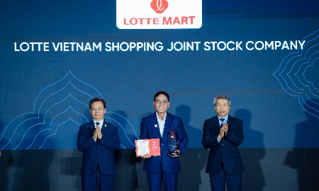 Ông Shin JuBack, Tổng giám đốc LOTTE MART Việt Nam, nhận danh hiệu Top 10 Doanh nghiệp FDI Tiên phong Chuyển đổi xanh 2025 – 2026.