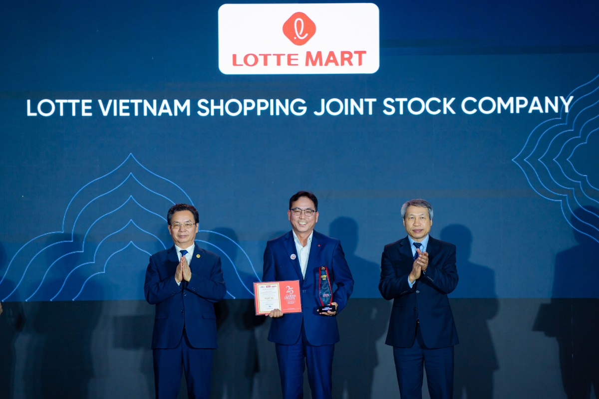 Ông Shin JuBack, Tổng giám đốc LOTTE MART Việt Nam, nhận danh hiệu Top 10 Doanh nghiệp FDI Tiên phong Chuyển đổi xanh 2025 – 2026.