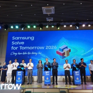 Đại biểu thực hiện nghi lễ khởi động cuộc thi Samsung Solve for Tomorrow 2026 khu vực miền Trung.
