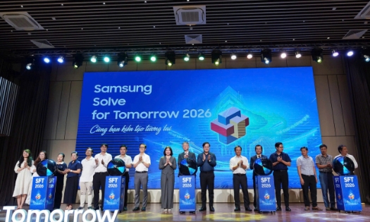 Đại biểu thực hiện nghi lễ khởi động cuộc thi Samsung Solve for Tomorrow 2026 khu vực miền Trung.