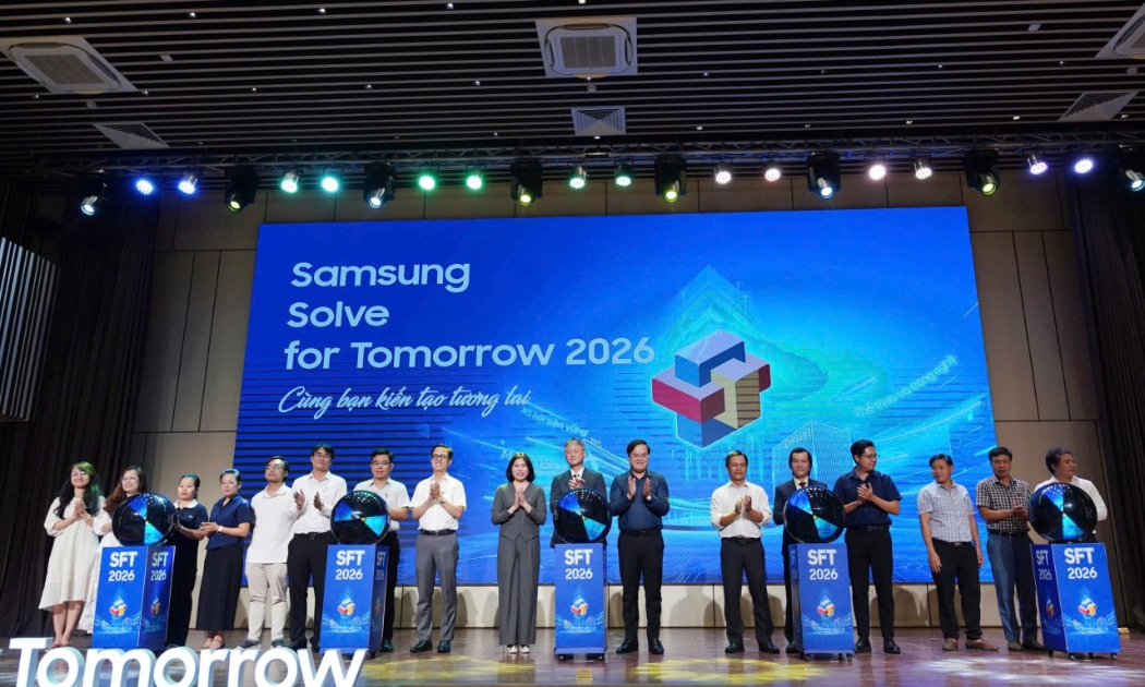 Đại biểu thực hiện nghi lễ khởi động cuộc thi Samsung Solve for Tomorrow 2026 khu vực miền Trung.