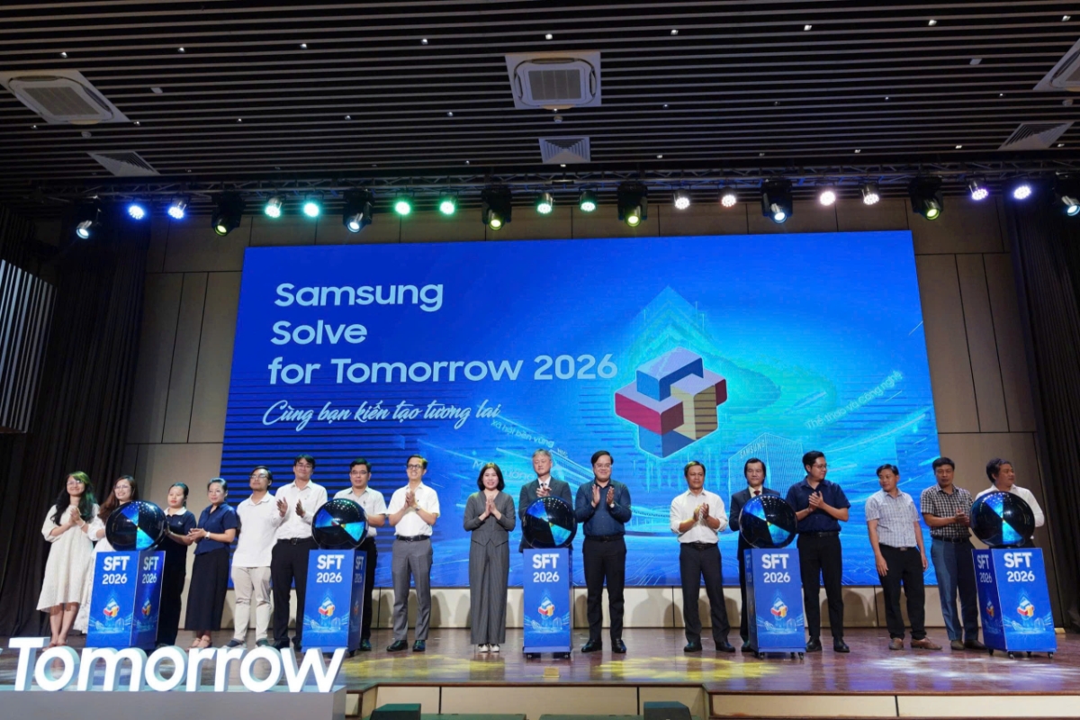 Đại biểu thực hiện nghi lễ khởi động cuộc thi Samsung Solve for Tomorrow 2026 khu vực miền Trung.
