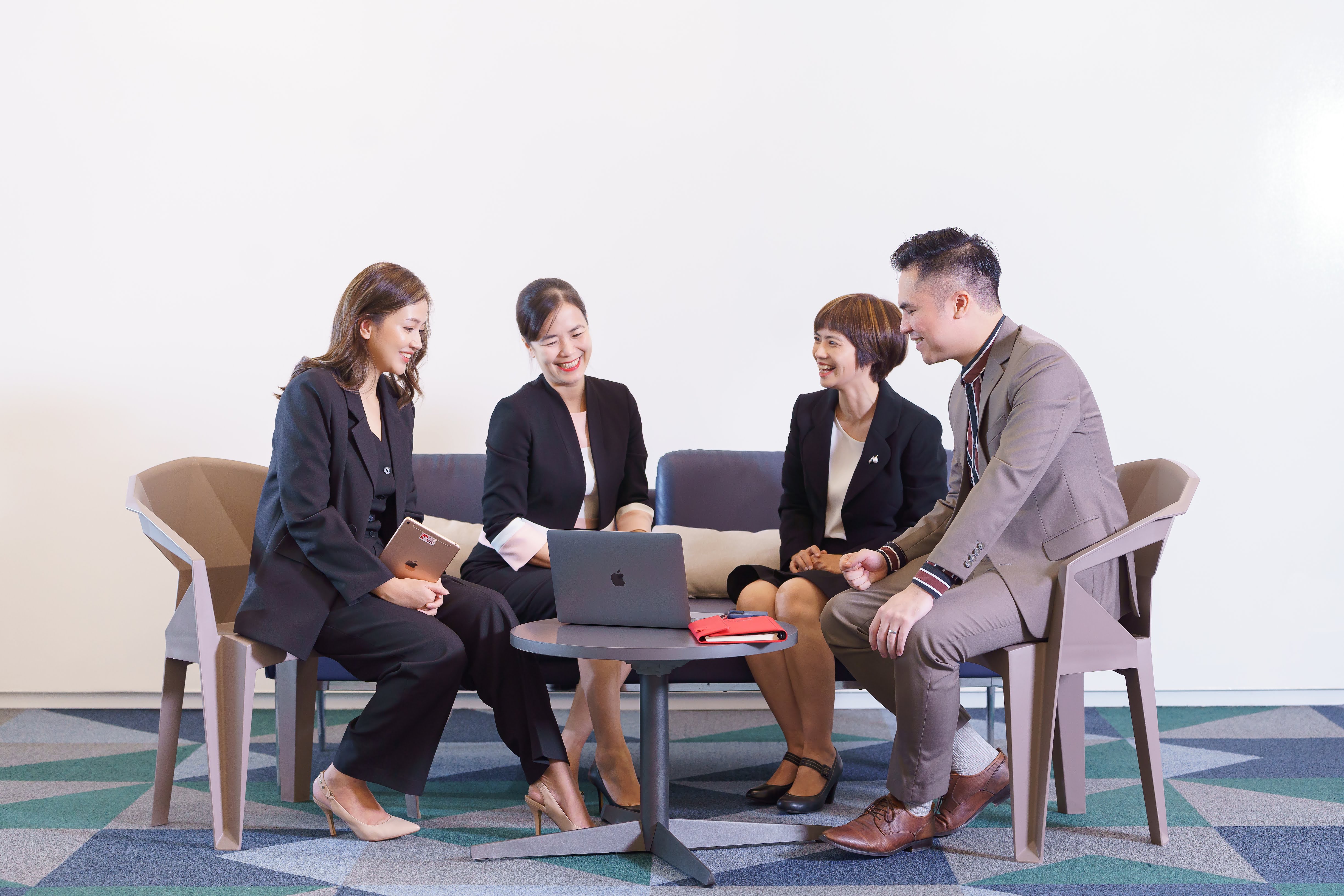 Vượt qua hàng ngàn hồ sơ, tấm bằng 'Triple Crown' chính là lợi thế cạnh tranh khác biệt giúp ứng viên lọt vào 'mắt xanh' của các tập đoàn đa quốc gia. Ảnh: BUV.