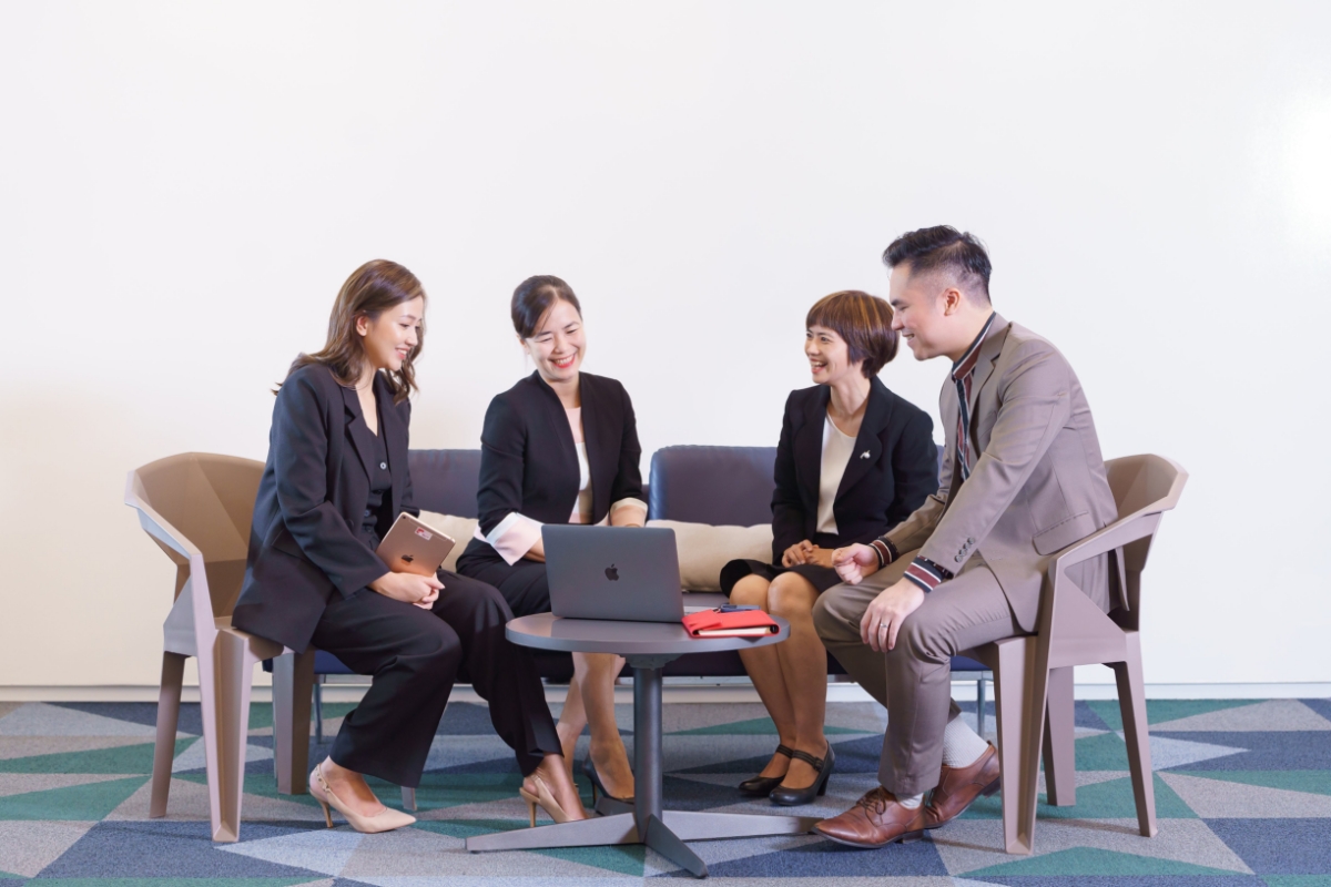 Vượt qua hàng ngàn hồ sơ, tấm bằng “Triple Crown” chính là lợi thế cạnh tranh khác biệt giúp ứng viên lọt vào “mắt xanh” của các tập đoàn đa quốc gia. Ảnh: BUV.