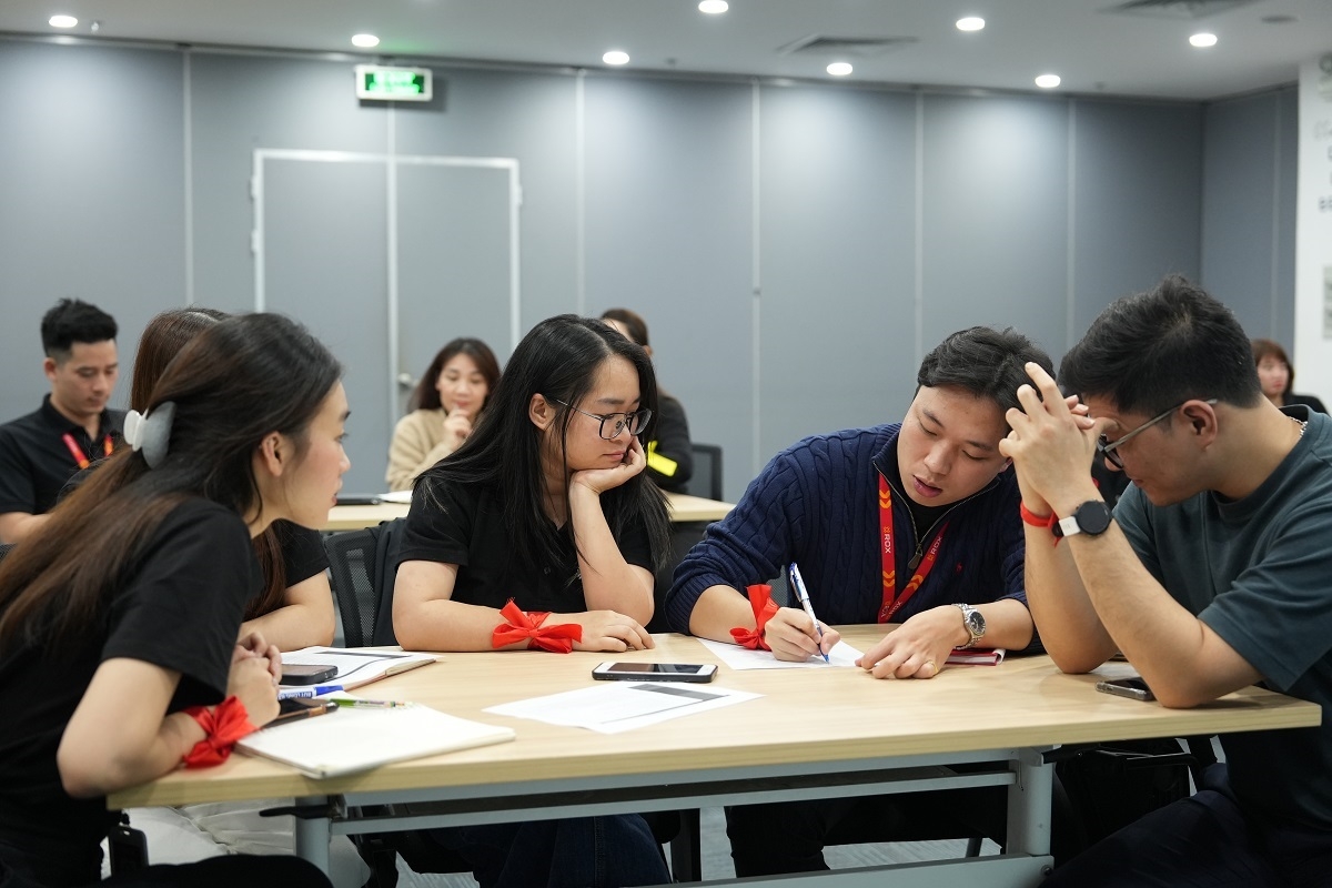 Một khóa đào tạo cho cán bộ nhân viên tại ROX Group. Ảnh: ROX.