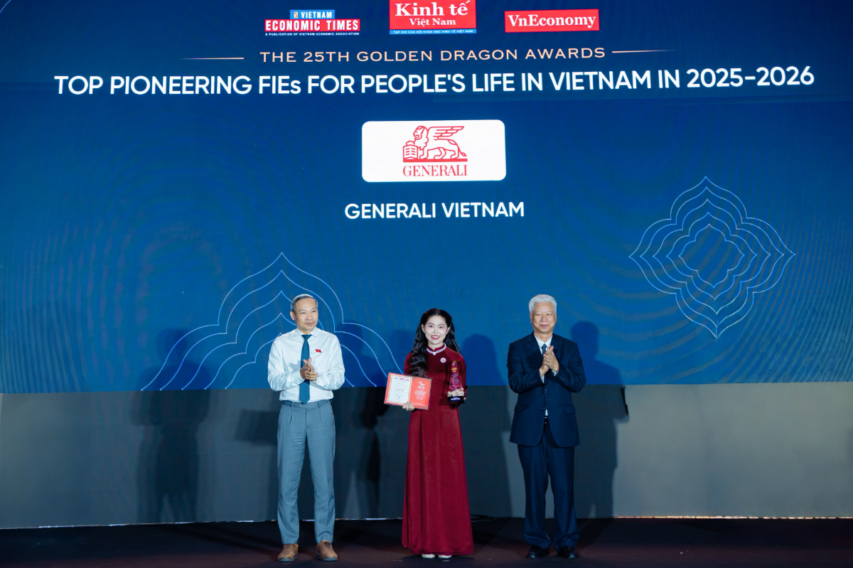 Bà Trần Uyên Vy - Phó Giám đốc, Phòng Quản lý Sản phẩm, Bộ phận Giải pháp Bảo hiểm đại diện Generali nhận danh hiệu “Tiên phong trong đổi mới sản phẩm bảo hiểm”.