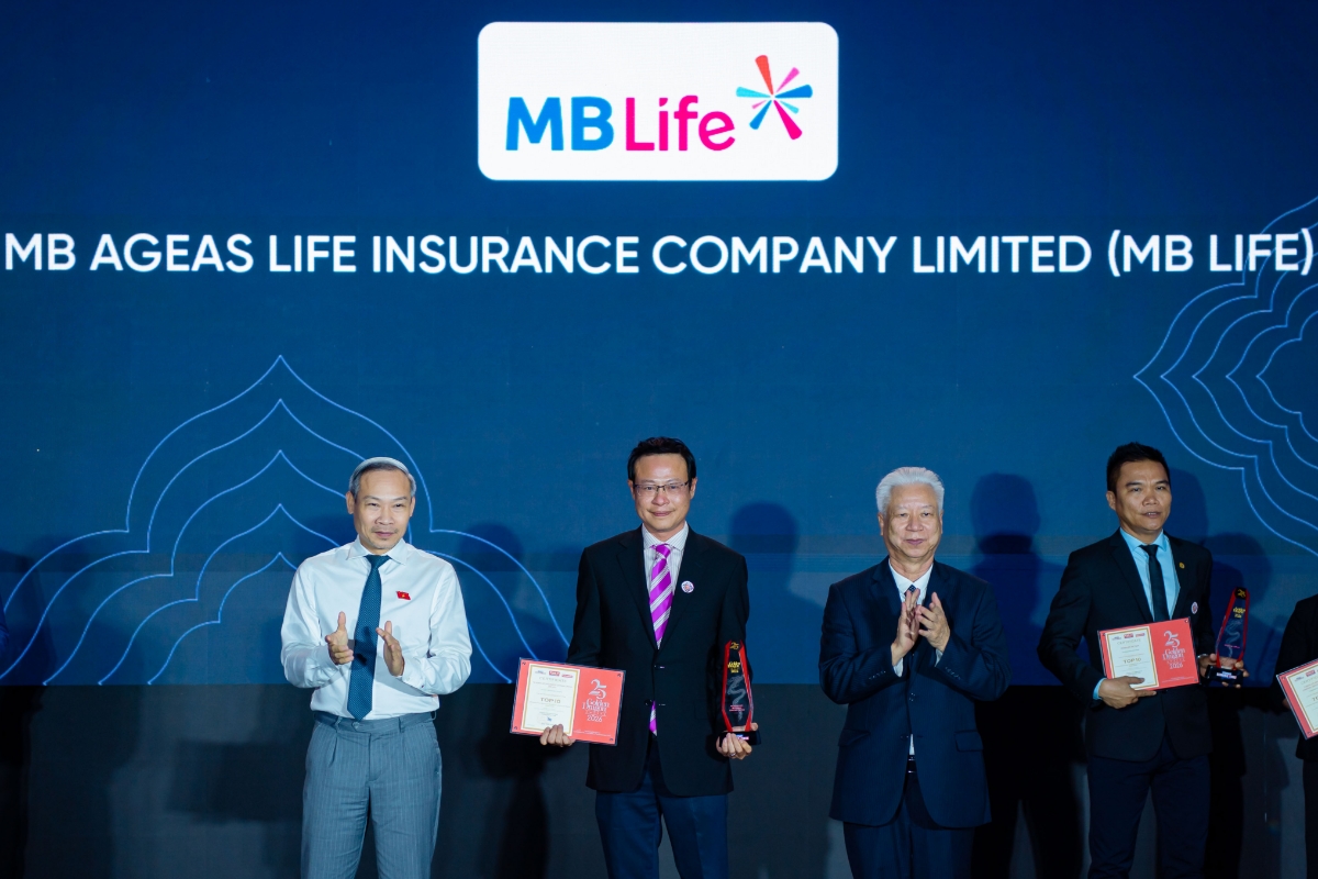 Ông Yip Kim Chee - Phó Tổng giám đốc thứ nhất MB Life đại diện nhận danh hiệu Rồng Vàng 2026.