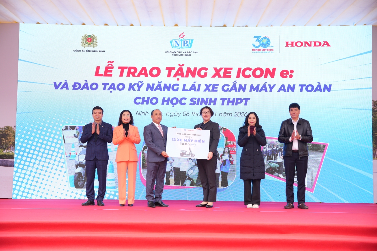 Honda Việt Nam trao tặng xe gắn máy điện Honda ICON e: cho các trường THPT.
