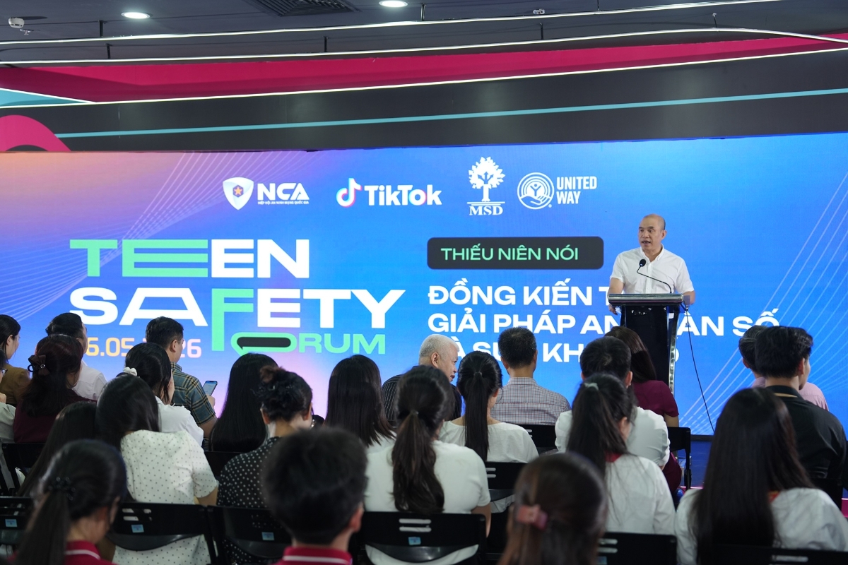 Đại tá Hà Văn Bắc nhấn mạnh bảo vệ trẻ em trên không gian mạng không thể chỉ dừng ở cảnh báo nguy cơ, mà cần trang bị cho các em kỹ năng tự bảo vệ, khả năng nhận diện rủi ro, hiểu biết về dữ liệu cá nhân và thói quen sử dụng công nghệ an toàn, có trách nhiệm