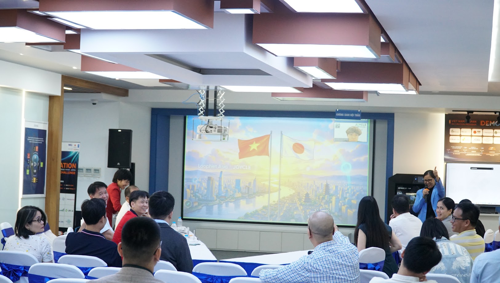 Sự kiện Demo Day mang đến một không gian triển lãm kết nối, trực tiếp trải nghiệm giải pháp của các startup, đồng kiến tạo Việt Nam - Nhật Bản thông qua các câu chuyện thực tế. 
