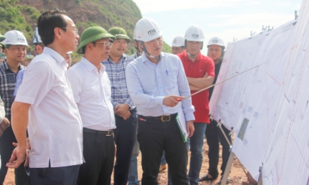 Phó Chủ tịch Thường trực UBND tỉnh Nghệ An Bùi Thanh An kiểm tra về tình hình thực hiện Dự án Đầu tư xây dựng và kinh doanh cảng nước sâu Cửa Lò