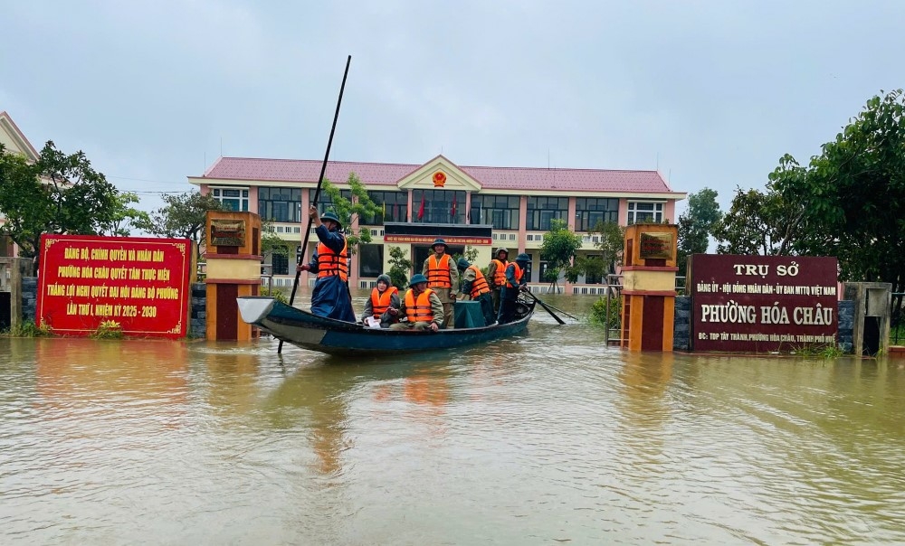 Cán bộ phường Hóa Châu vượt lũ, đưa hàng cứu trợ đến người dân trong đợt mưa lũ cuối tháng 10/2025