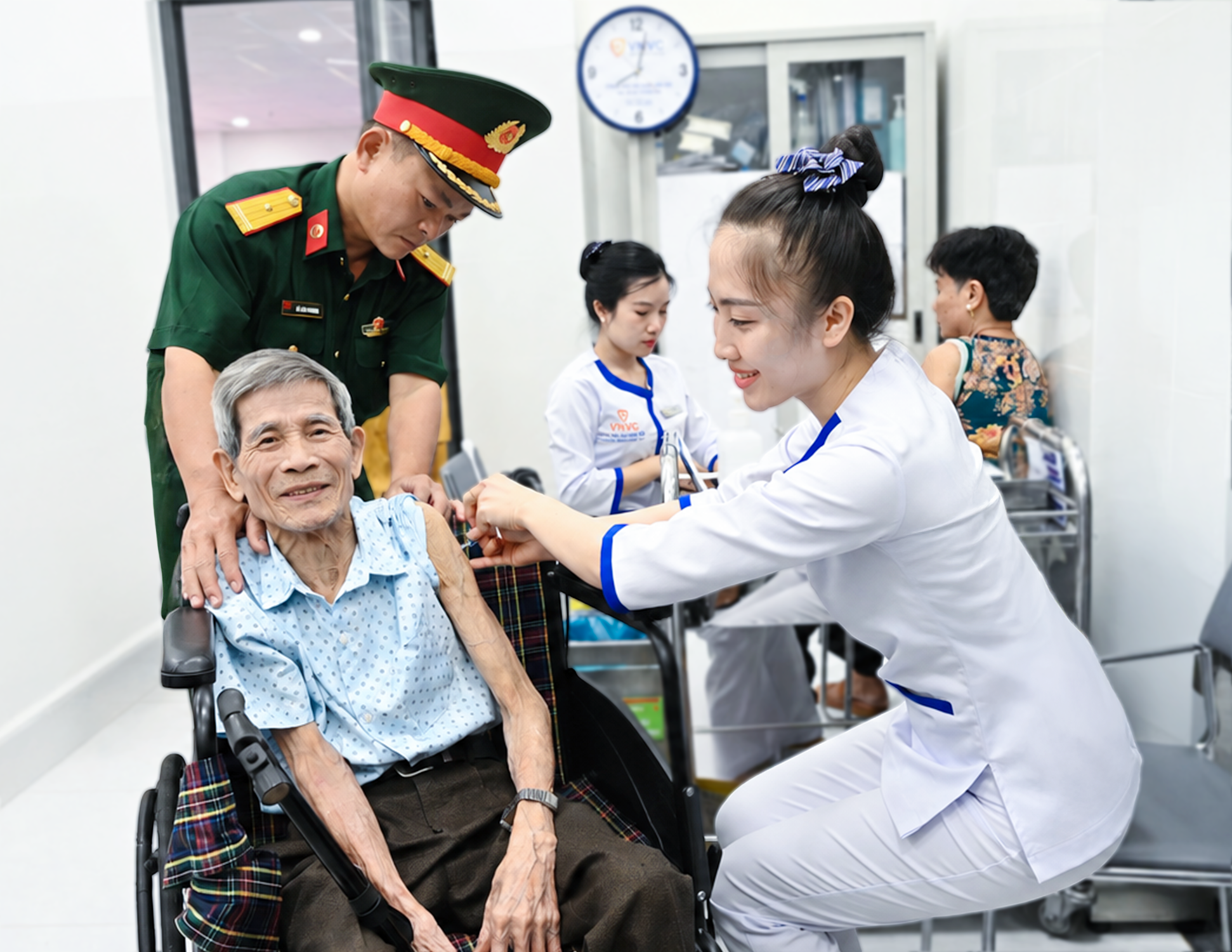 Cựu tù chính trị Nguyễn Xuân Viên (82 tuổi) cùng vợ đến tiêm vắc xin từ sáng sớm, ông cũng là cựu tù chính trị duy nhất còn sinh sống tại Côn Đảo. Ảnh: Minh Trung.