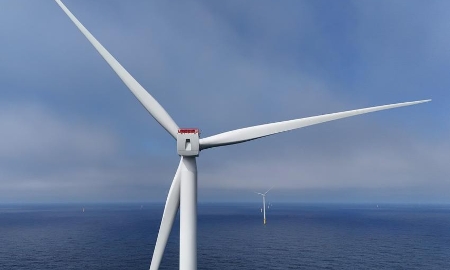 Các turbine thuộc dự án điện gió ngoài khơi Sunrise Wind đang được xây dựng ngoài khơi Montauk Point, bang New York, Mỹ. Ảnh: AP/Joshua A. Bickel