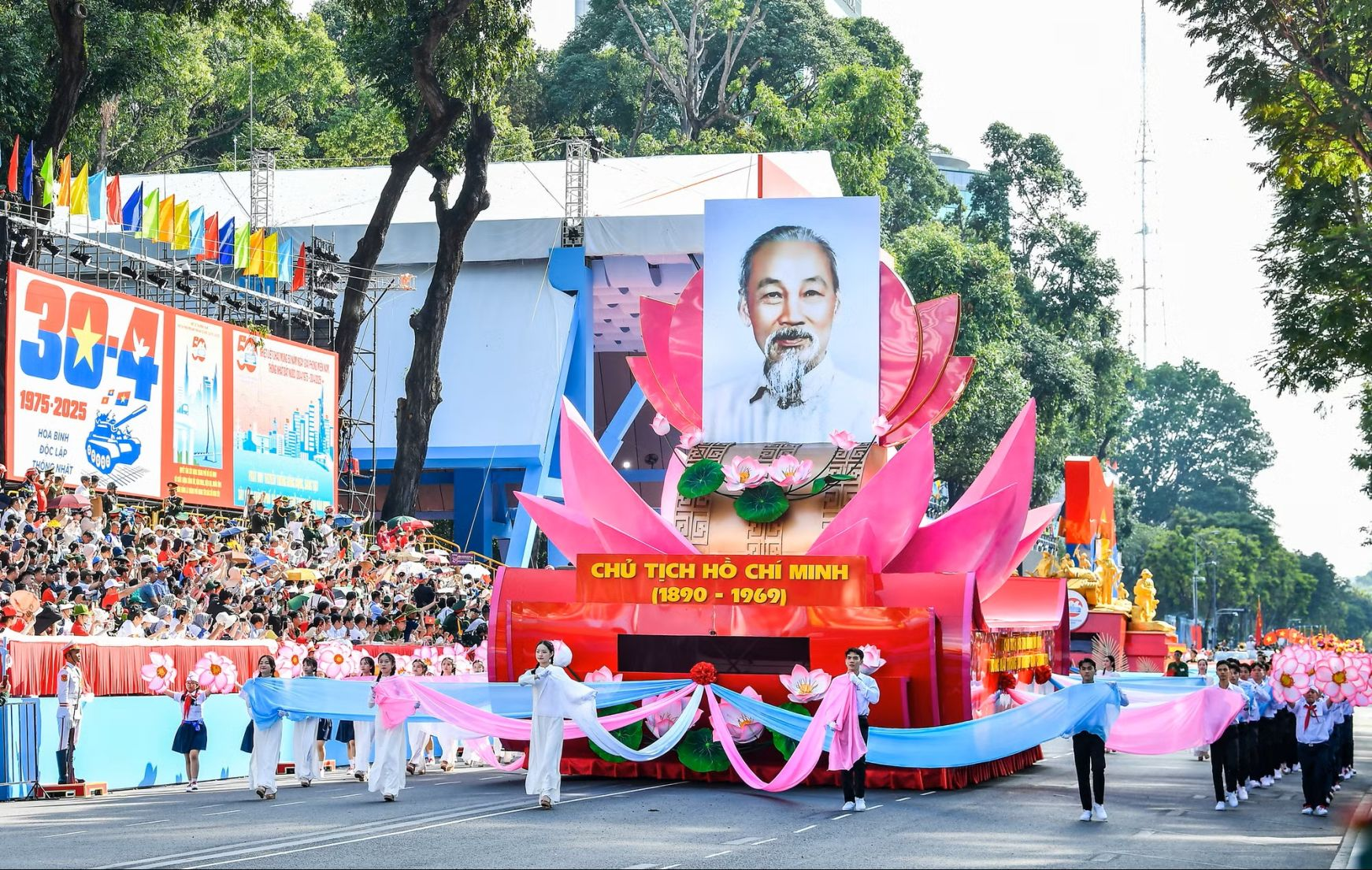 Xe rước chân dung Chủ tịch Hồ Chí Minh tại tổng duyệt diễu binh, diễu hành kỷ niệm 50 năm Ngày Giải phóng miền Nam, thống nhất đất nước, ngày 27/4/2025. Ảnh: Nhân Dân.