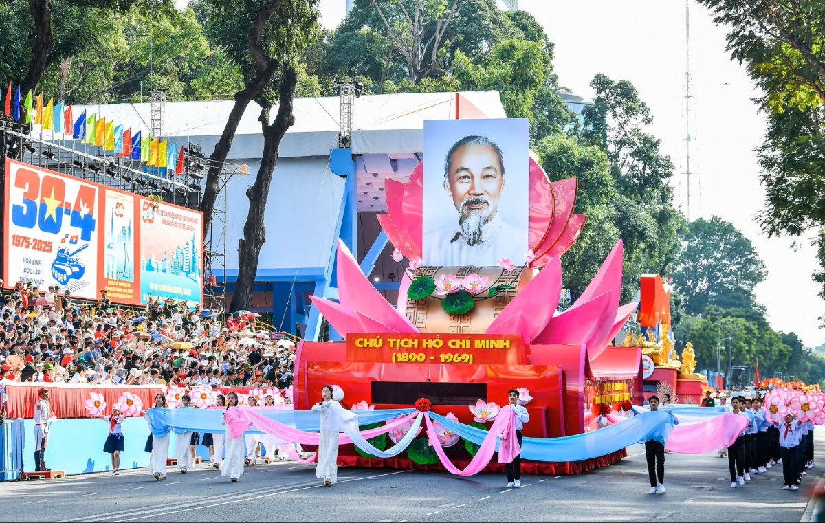 Xe rước chân dung Chủ tịch Hồ Chí Minh tại tổng duyệt diễu binh, diễu hành kỷ niệm 50 năm Ngày Giải phóng miền Nam, thống nhất đất nước, ngày 27/4/2025. Ảnh: Nhân Dân.