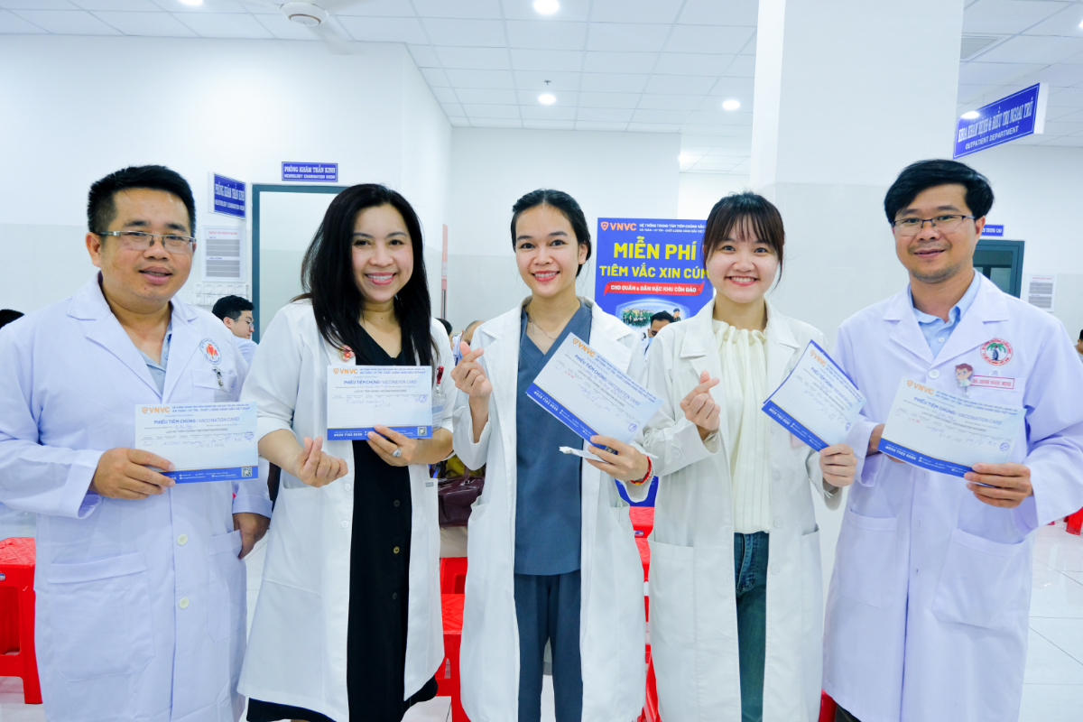 Đông đảo y bác sĩ từ các bệnh viện tại TP.HCM như Hùng Vương, Chấn thương Chỉnh hình, Lao Phạm Ngọc Thạch, Thống Nhất, Bình Dân, Nhân dân 115, Nguyễn Trãi… đang luân phiên công tác tại Côn Đảo cũng tham gia tiêm miễn phí vắc xin cúm trong chương trình do Hệ thống Trung tâm Tiêm chủng VNVC triển khai. Ảnh: Minh Trung.
