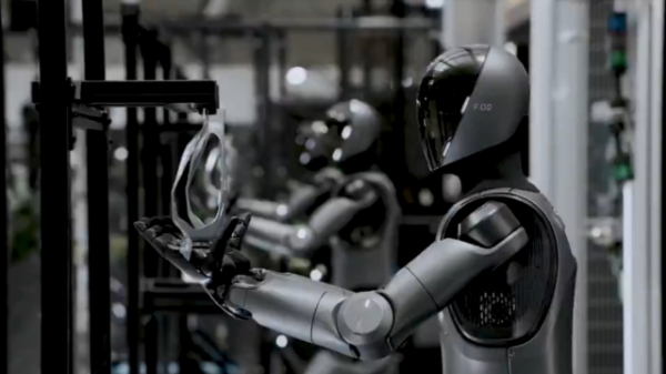 Robot hình người tự phân loại 65.000 bưu kiện trong suốt 50 giờ