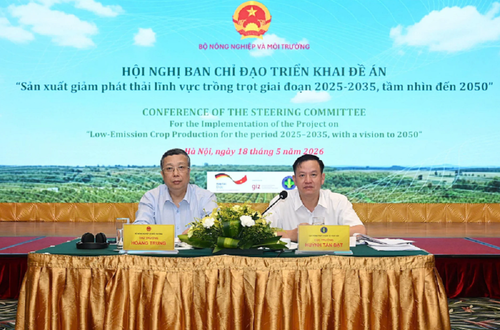 Thứ trưởng Hoàng Trung và ông Huỳnh Tấn Đạt, Cục trưởng Cục trồng trọt và Bảo vệ thực vật đồng chủ trì hội nghị.