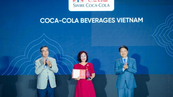 Coca-Cola Việt Nam 3 năm liên tiếp dẫn đầu nhóm ngành FMCG và nằm trong Top 10 Doanh nghiệp bềm vững tại Rồng Vàng 2026