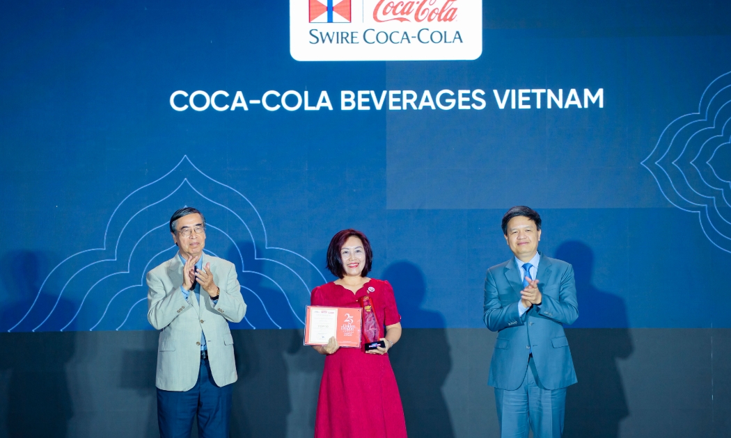 Coca-Cola Việt Nam 3 năm liên tiếp dẫn đầu nhóm ngành FMCG và nằm trong Top 10 Doanh nghiệp bềm vững tại Rồng Vàng 2026