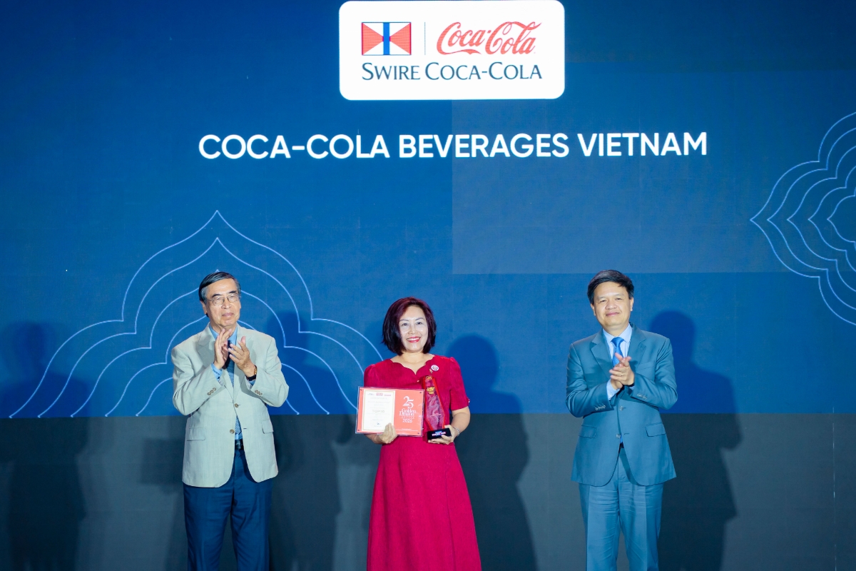 Đại diện Coca-Cola Việt Nam nhận danh hiệu Rồng Vàng 2026.