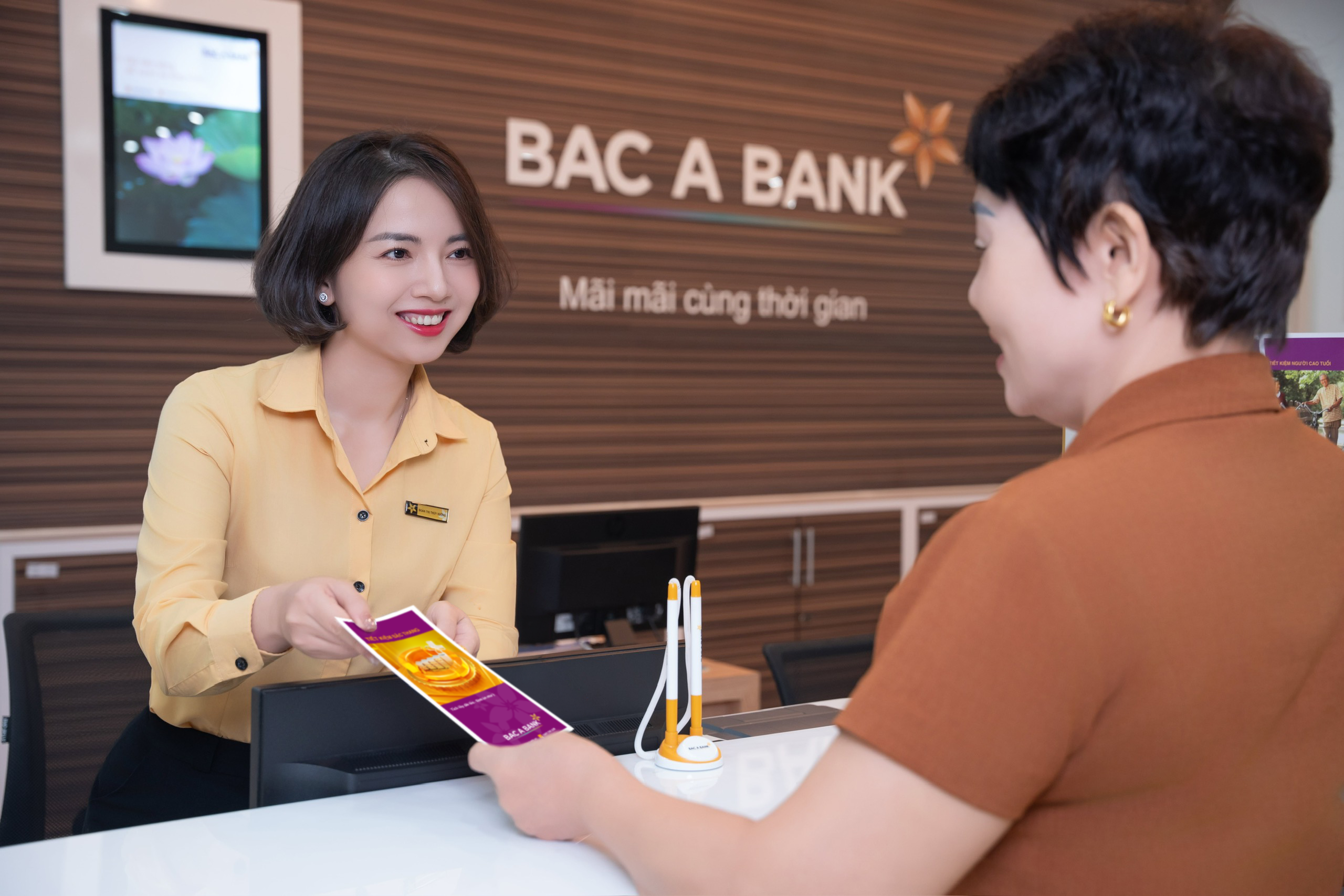 Khách hàng giao dịch tại BAC A BANK.