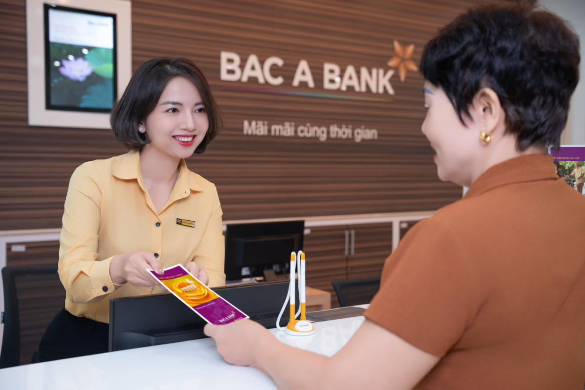 Khách hàng giao dịch tại&nbsp;BAC A BANK.