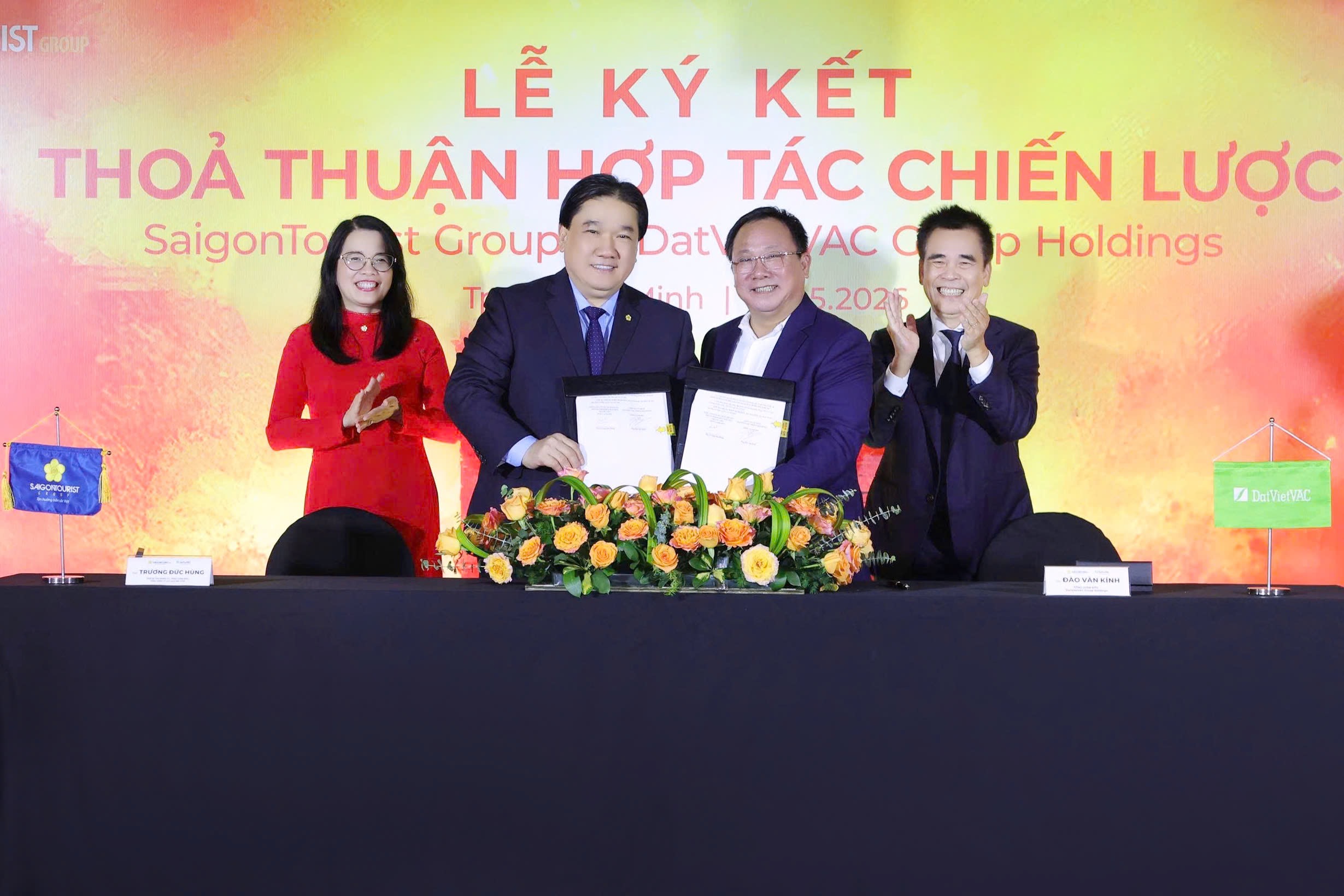 Ban lãnh đạo Saigntourist Group và DatVietVAC Group Holdings trao thỏa thuận hợp tác chiến lược
