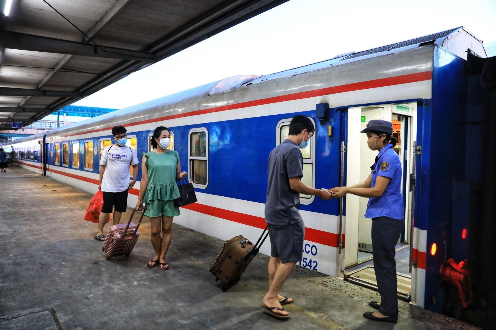 Tuyến đường sắt Bắc - Nam từ Hà Nội đi TP.HCM đang là hành trình được nhiều du khách lựa chọn.