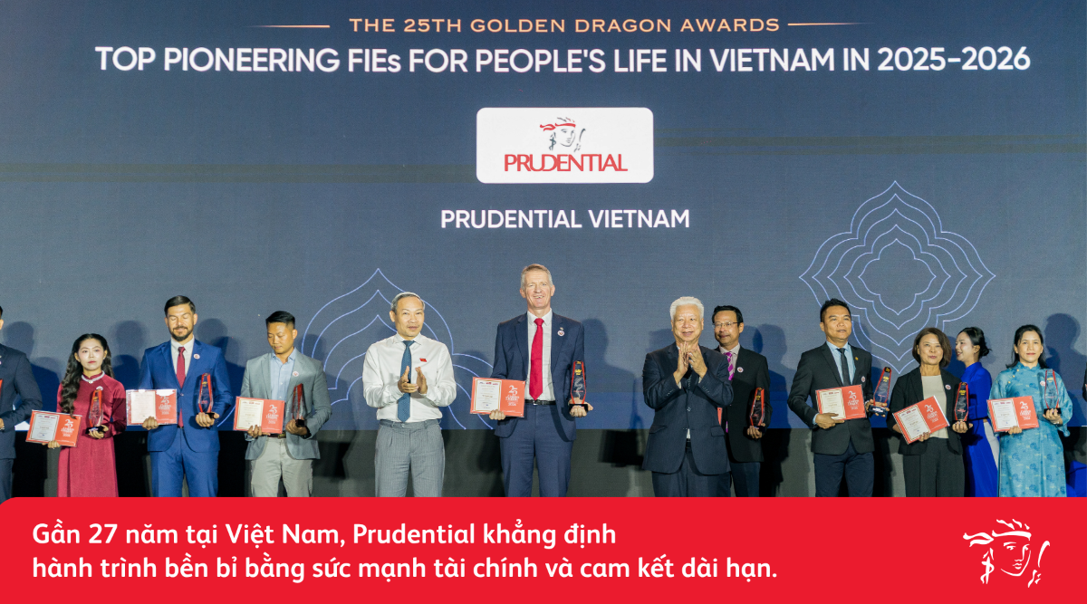 Đại diện Prudential Việt Nam nhận Top 10 Doanh nghiệp vì Cuộc sống Cộng đồng tại Rồng Vàng 2026.