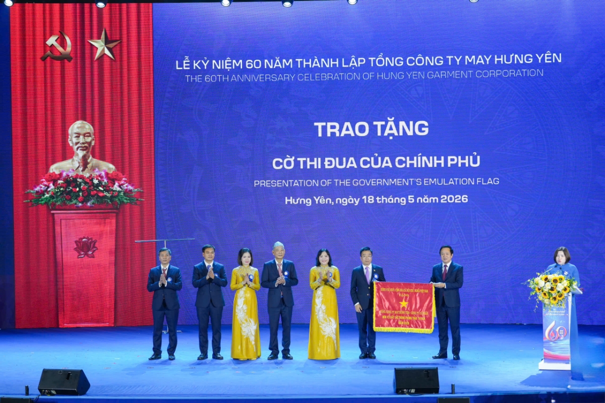 Lãnh đạo tỉnh Hưng Yên trao Cờ thi đua Chính phủ cho đại diện lãnh đạo Tổng công ty May Hưng Yên.