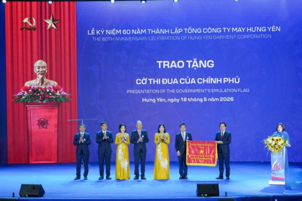 Lãnh đạo tỉnh Hưng Yên trao Cờ thi đua Chính phủ cho đại diện lãnh đạo Tổng công ty May Hưng Yên.