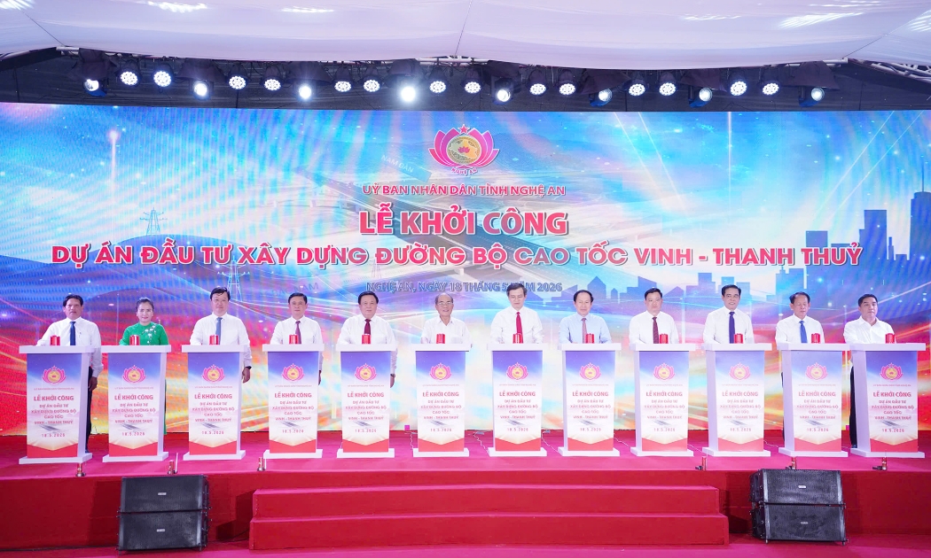 Các đại biểu thực hiện nghi thức khởi công dự án