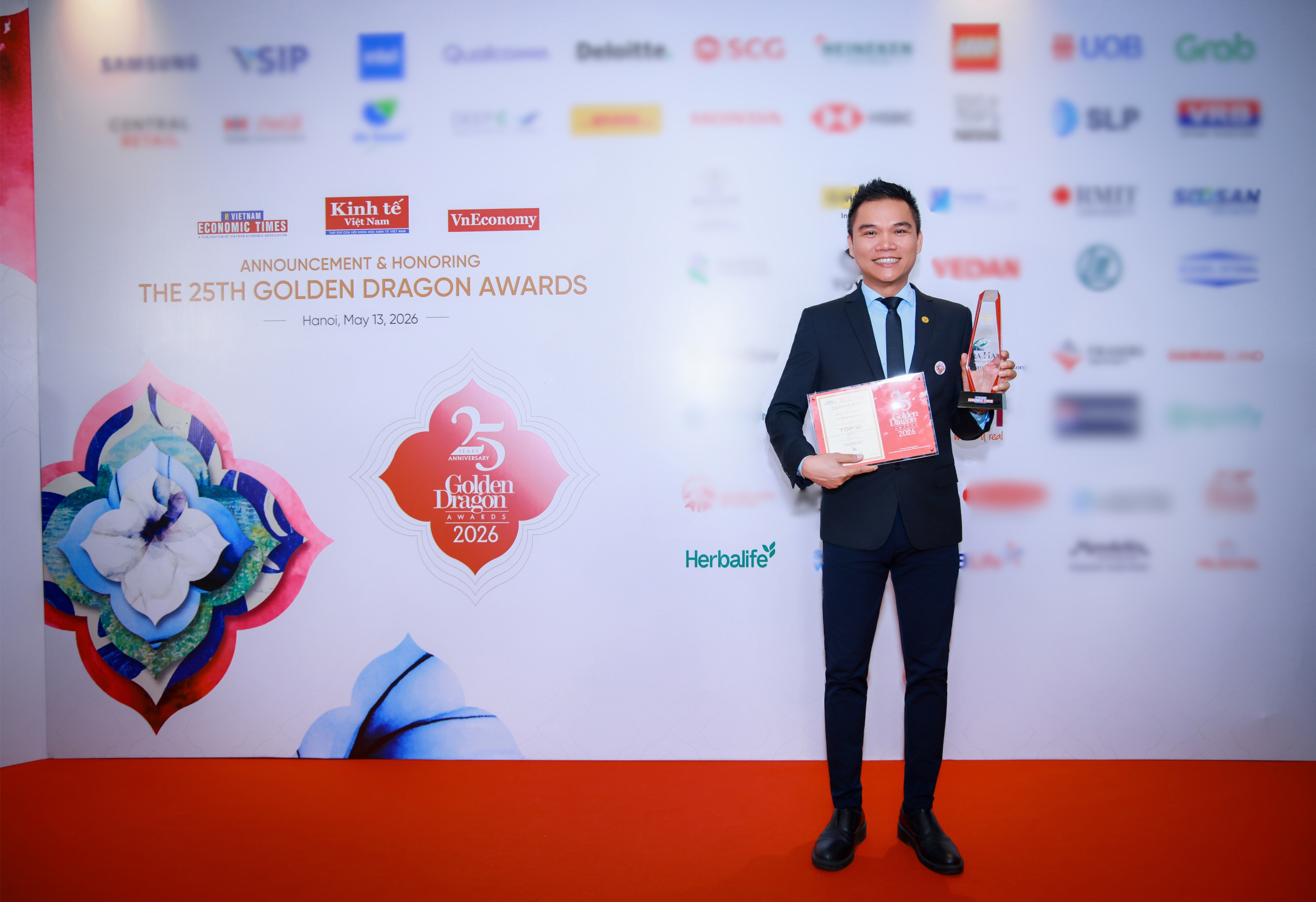 Mr. Nguyen Thanh Dat, Director of Senior Manager, Corporate Communication at Herbalife Vietnam, at the awards ceremony in Hanoi.