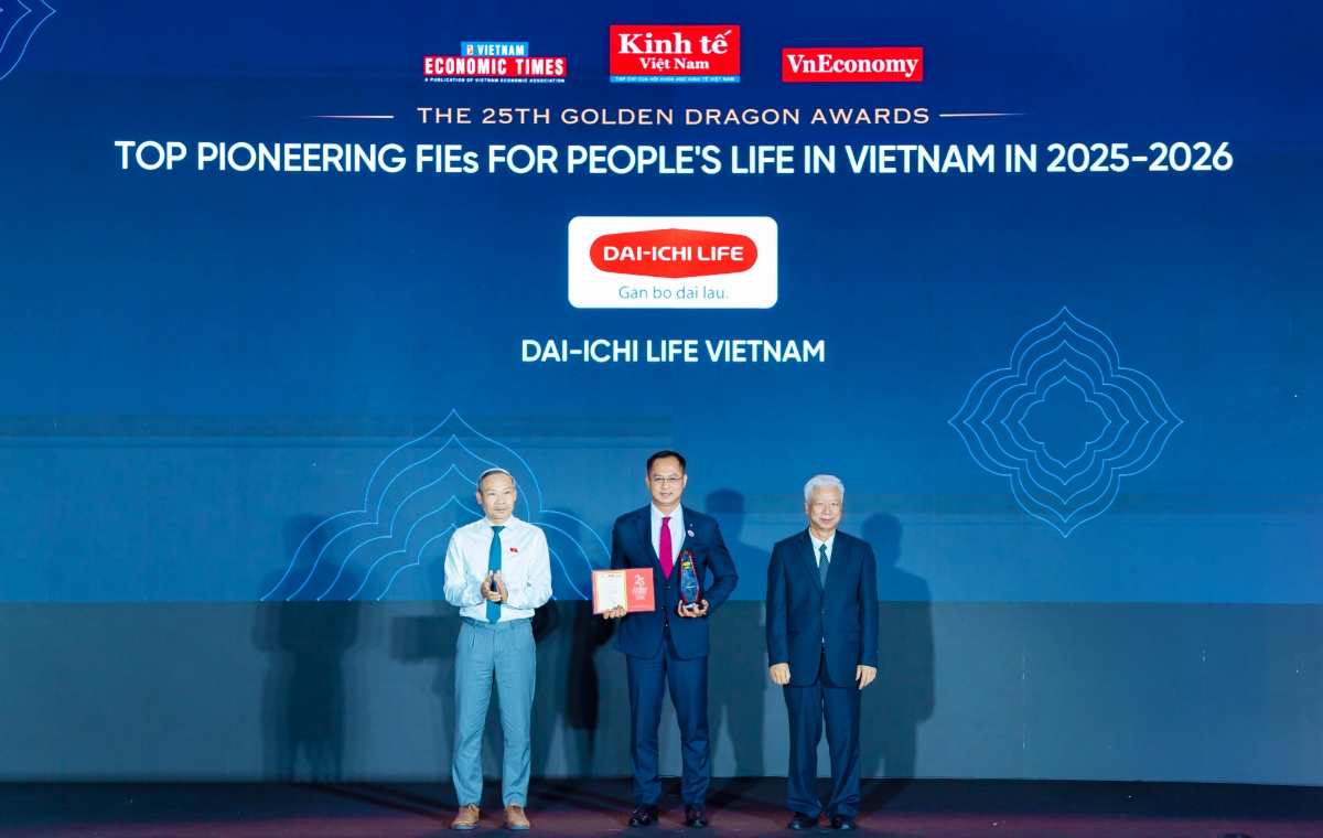Ông Lê Tuấn Anh - Phó Tổng giám đốc Kênh Phân phối Mở rộng Dai-ichi Life Việt Nam nhận danh hiệu “Doanh nghiệp Xuất sắc trong đổi mới Sản phẩm, Dịch vụ và Chuyển đổi số” tại Chương trình Rồng Vàng 2026.