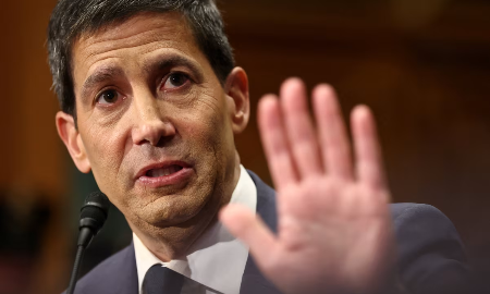 Ông Kevin Warsh điều trần trước Ủy ban Tài chính của Thượng viện Mỹ tại Washington, DC, ngày 21/4/2026 - Ảnh: Reuters.